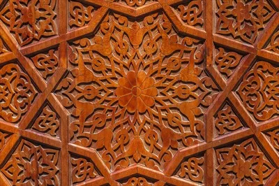 عکس الگوهای سنتی اسلامی و عربی در درب چوبی حکاکی شده از ازبکستان