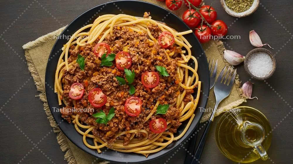 عکس پاستا بولونز با بیفتک و گوجه فرنگی در پس زمینه چوبی تیره
