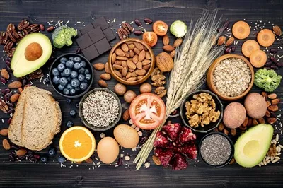عکس نمایی از غذاهای سالم بر روی پس زمینه سنگی تیره و زیبا