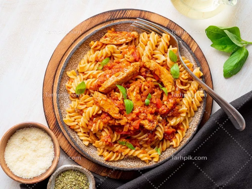 عکس پاستا بولونز با سس گوجه فرنگی و گوشت چرخ کرده خوشمزه و لذیذ