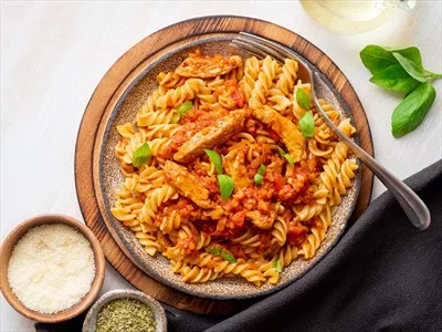 عکس پاستا بولونز با سس گوجه فرنگی و گوشت چرخ کرده خوشمزه و لذیذ