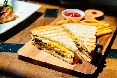 عکس طرز تهیه ساندویچ کلاپ خوشمزه با سیب زمینی سرخ کرده