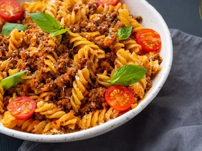 عکس پاستا بولونز با سس گوجه فرنگی و گوشت چرخ کرده خوشمزه و لذیذ