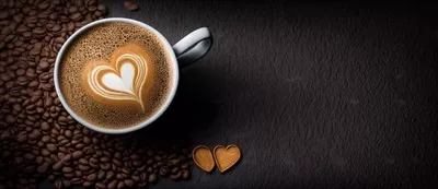 عکس فنجان قهوه لاته با هنر قلبی شکل و طراحی هوش مصنوعی