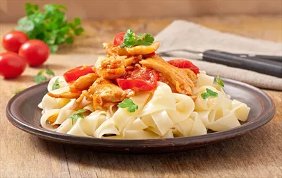 عکس طرز تهیه تگلیاتل با گوجه فرنگی و مرغ به همراه نکات مهم