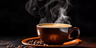 عکس یک فنجان داغ قهوه تازه در فضایی دلنشین و آرامش بخش