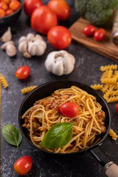 عکس طرز تهیه ماکارونی اسپاگتی با سس گوجه فرنگی و ریحان خوشمزه