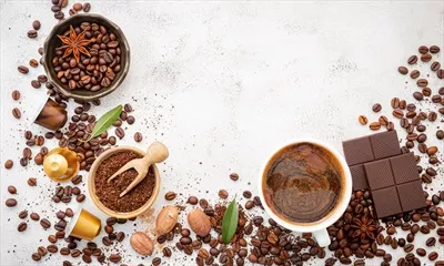 عکس تصویری زیبا از دانه های قهوه تیره و آسیاب شده در محیطی مینیمالیستی