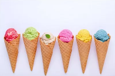 عکس مجموعه ای از طعم های مختلف بستنی در قیف های رنگارنگ و خوشمزه