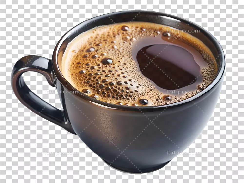 عکس دوربری نوشیدن قهوه سیاه در فنجان سرامیکی بر روی پس زمینه سفید