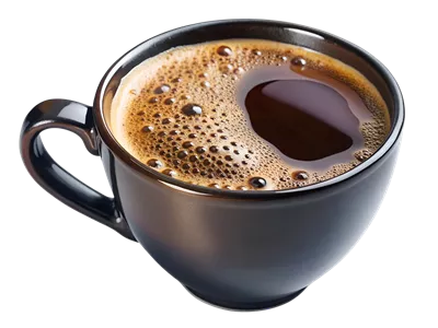 عکس دوربری نوشیدن قهوه سیاه در فنجان سرامیکی بر روی پس زمینه سفید