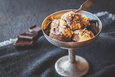 عکس بستنی نارنجی و شکلاتی: طعمی دلپذیر و جذاب برای تابستان