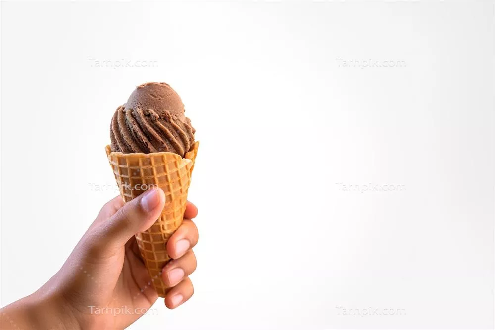 عکس دست گرفتن بستنی شکلاتی خوشمزه در یک قیف ترد و خوش طعم