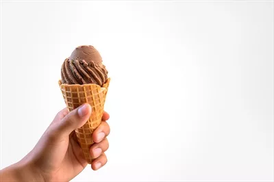 عکس دست گرفتن بستنی شکلاتی خوشمزه در یک قیف ترد و خوش طعم