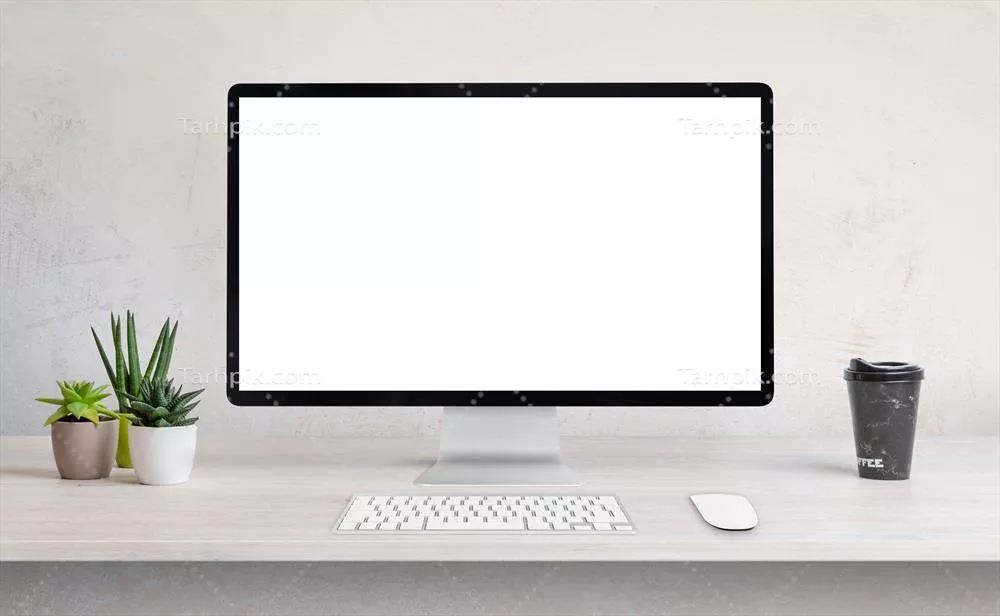 عکس نمایشگر کامپیوتر روی میز کار با صفحه سفید برای ارائه وب