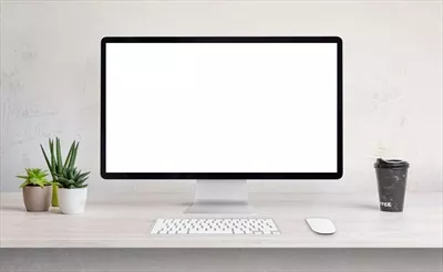 عکس نمایشگر کامپیوتر روی میز کار با صفحه سفید برای ارائه وب
