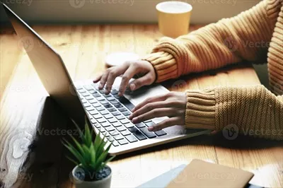 عکس مفهوم فریلنسری: زن خلاق در حال طراحی و کار با کامپیوتر