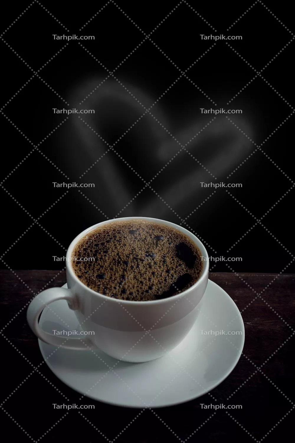 عکس فنجان قهوه با بخار قلبی شکل بر روی میز چوبی قدیمی