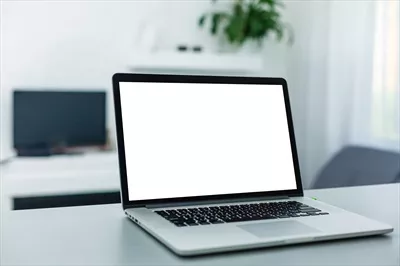عکس لپ تاپ جدید با نمایشگر زیبا بر روی میز - تجربه ای نوین در دنیای فناوری