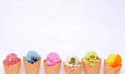 عکس مجموعه ای از طعم های مختلف بستنی در قیف های رنگارنگ