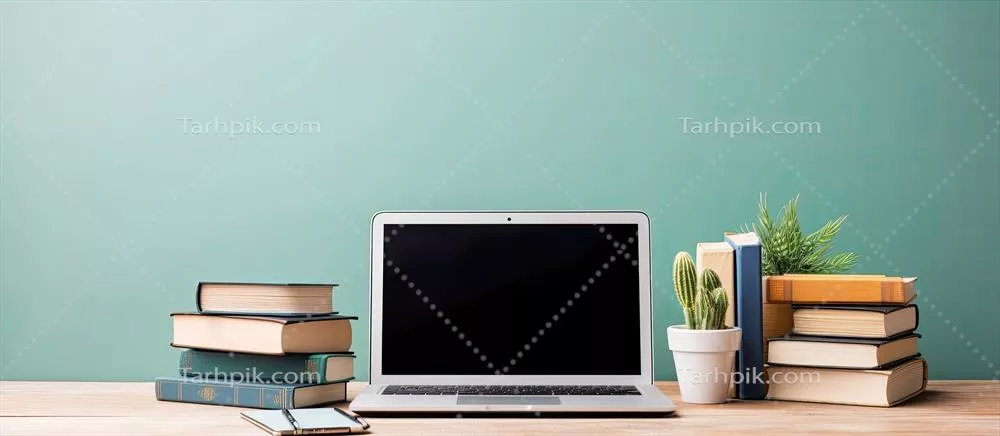 عکس لپ تاپ مدرن بر روی میز چوبی: ترکیبی از فناوری و طراحی