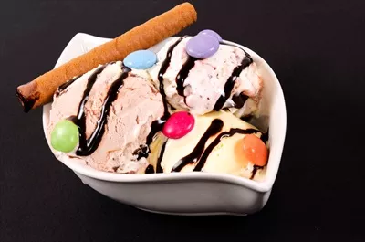 عکس یک دسر خوشمزه و خنک: بستنی با طعمی بی نظیر در پس زمینه سیاه