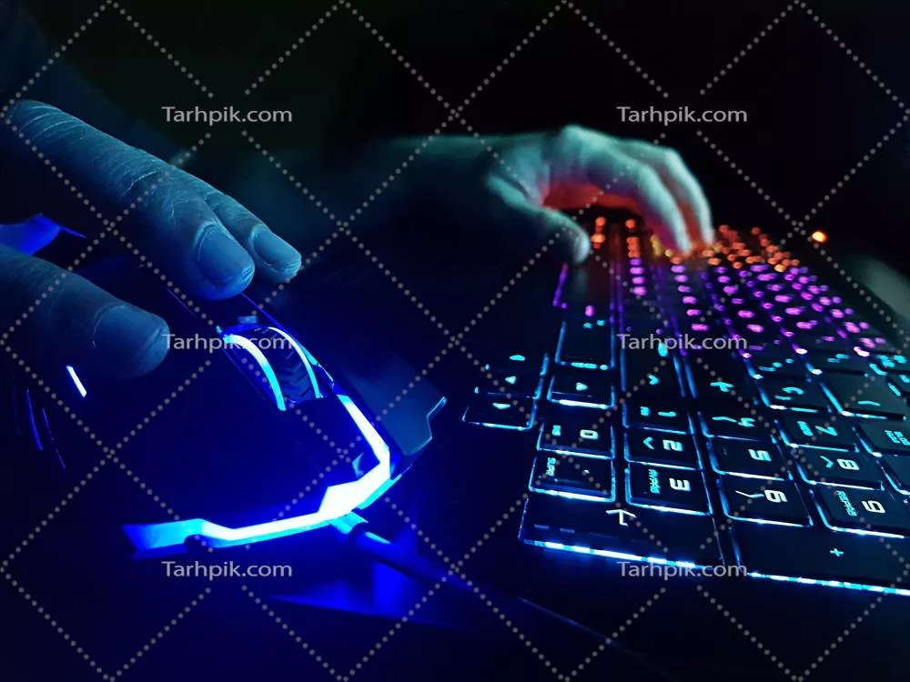 عکس بازیکن ویدیو گیم در حال تجربه یک بازی آنلاین هیجان انگیز