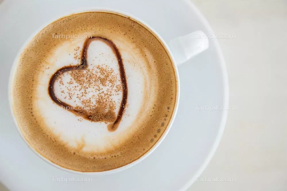 عکس یک فنجان قهوه لاته خوشمزه با طراحی زیبا و دلنشین