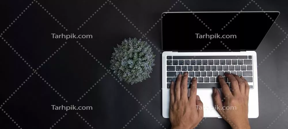 عکس استفاده از لپ تاپ و کیبورد در محیط کار: نگاهی به تکنولوژی دیجیتال
