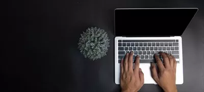 عکس استفاده از لپ تاپ و کیبورد در محیط کار: نگاهی به تکنولوژی دیجیتال