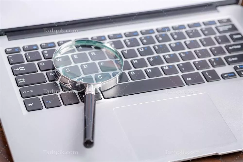 عکس بررسی و جستجوی لپ تاپ و کیبورد با ذره بین برای یافتن اطلاعات