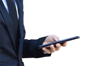 عکس دوربری تصویری نزدیک از دست یک مرد کسب و کار که گوشی موبایل را در دست دارد