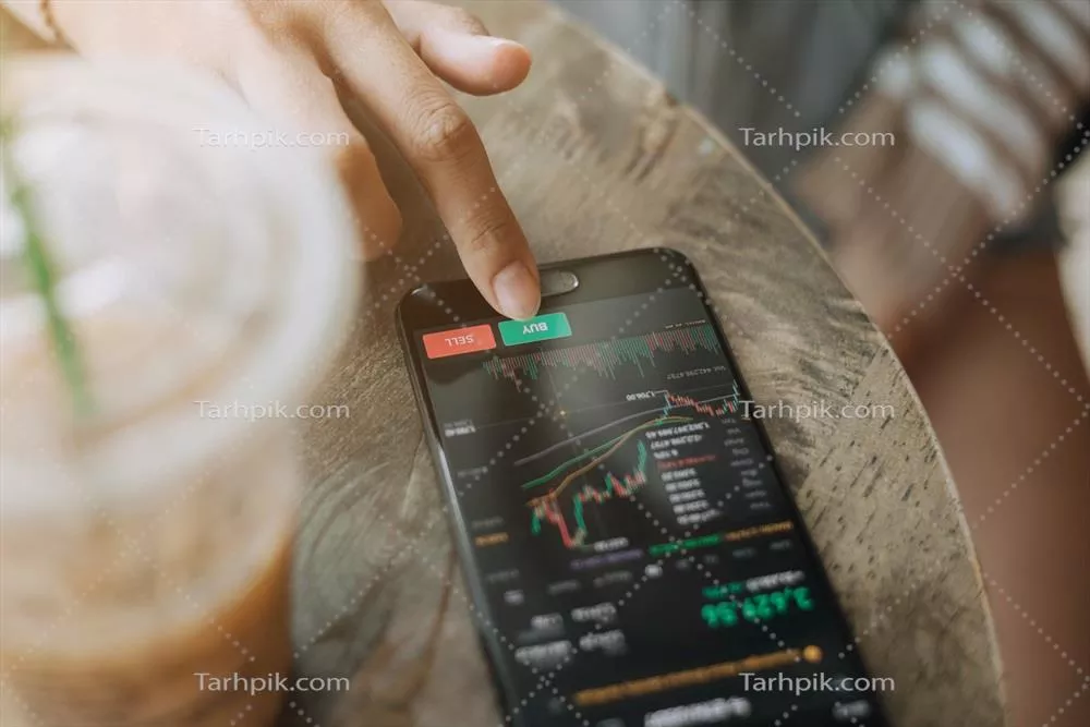 عکس تحلیل و بررسی بازار ارزهای دیجیتال توسط یک زن تاجر با استفاده از اپلیکیشن موبایل