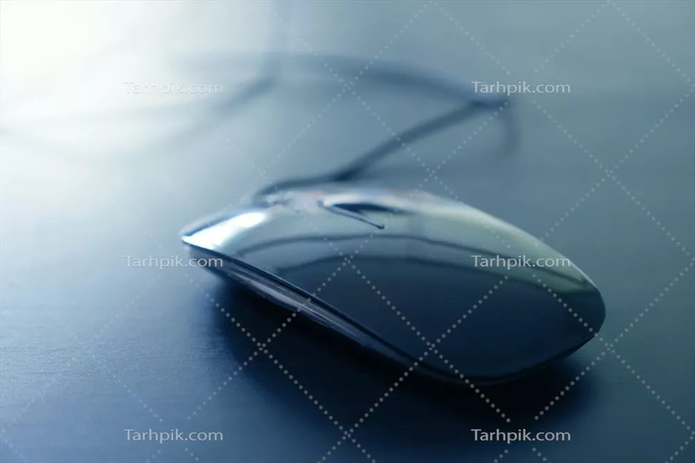 عکس ماوس کامپیوتر روی میز با فوکوس نرم و جذاب