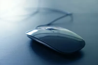 عکس ماوس کامپیوتر روی میز با فوکوس نرم و جذاب