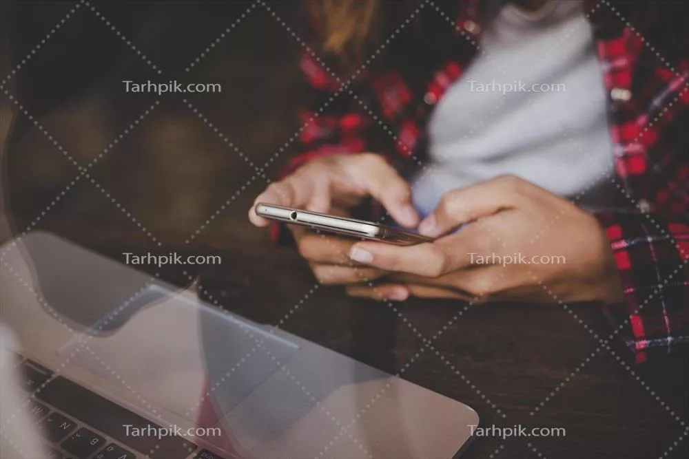 عکس زنی که در کافه با گوشی هوشمند خود مشغول کار است