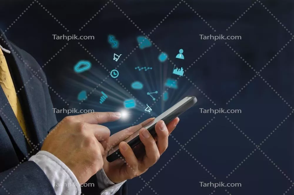 عکس دست در دست داشتن یک گوشی هوشمند با نمادهای دیجیتال متنوع