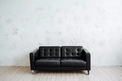 عکس مبل چرمی مشکی بی نظیر با طراحی مینیمالیستی برای راحتی و زیبایی