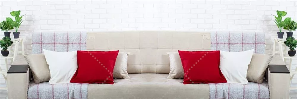عکس تزیینات رنگارنگ و زیبا بر روی مبل در اتاق نشیمن