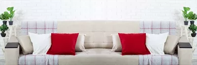 عکس تزیینات رنگارنگ و زیبا بر روی مبل در اتاق نشیمن