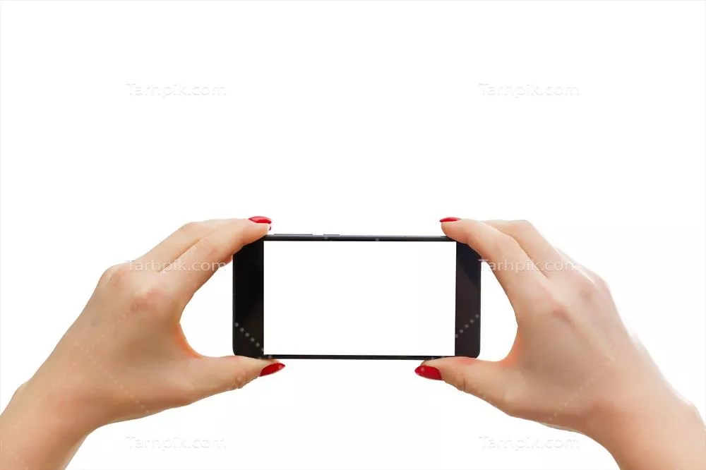 عکس زنی جوان با موبایل هوشمند در دست، آماده برای نمایش محتوا