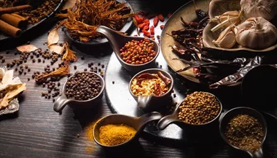 عکس ادویه جات و چاشنی های مناسب برای تهیه کاری قرمز و غذاهای تایلندی