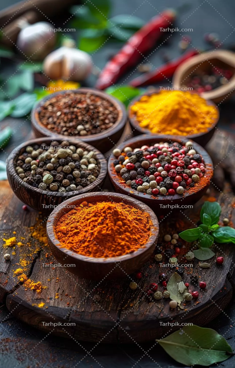 عکس ترکیب ادویه جات و گیاهان معطر بر روی پس زمینه چوبی