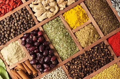 عکس نمایشگاه ادویه جات رنگارنگ در بازارهای هندی با تنوع بی نظیر