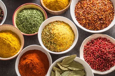عکس مجموعه ای از ادویه ها و گیاهان معطر در کاسه های زیبا و متنوع