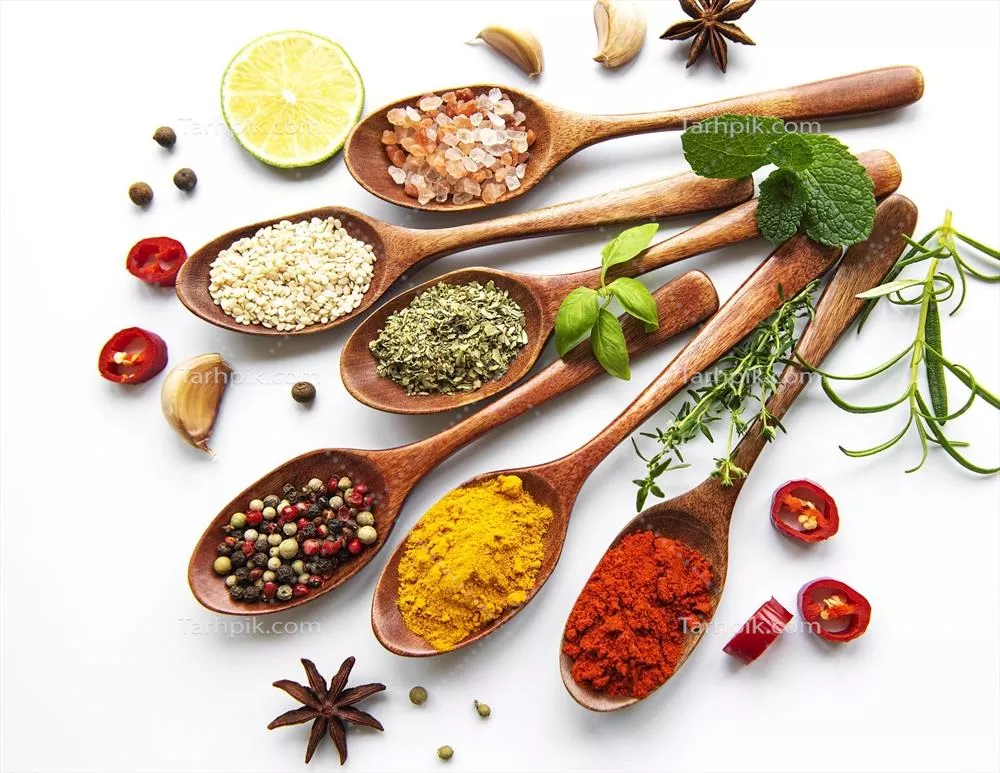 عکس مجموعه ای از ادویه های مختلف بر روی پس زمینه سفید