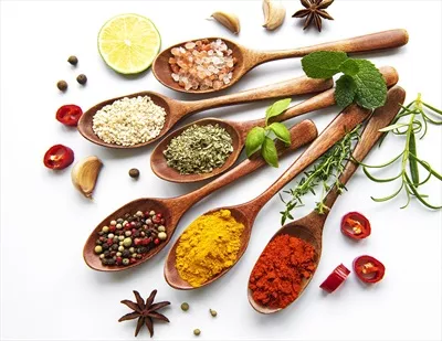 عکس مجموعه ای از ادویه های مختلف بر روی پس زمینه سفید