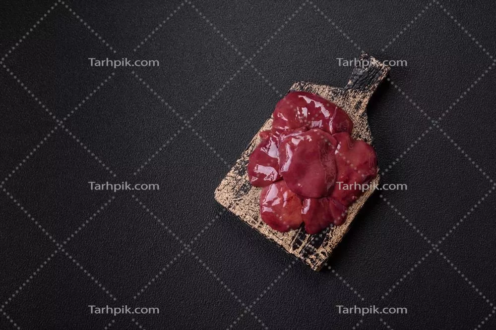 عکس گوشت تازه و خام جگر مرغ یا گوساله با ادویه و سبزیجات معطر