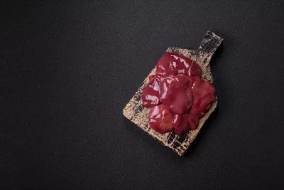 عکس گوشت تازه و خام جگر مرغ یا گوساله با ادویه و سبزیجات معطر