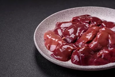 عکس جگر تازه و خام مرغ یا گوشت قرمز با ادویه و سبزیجات معطر
